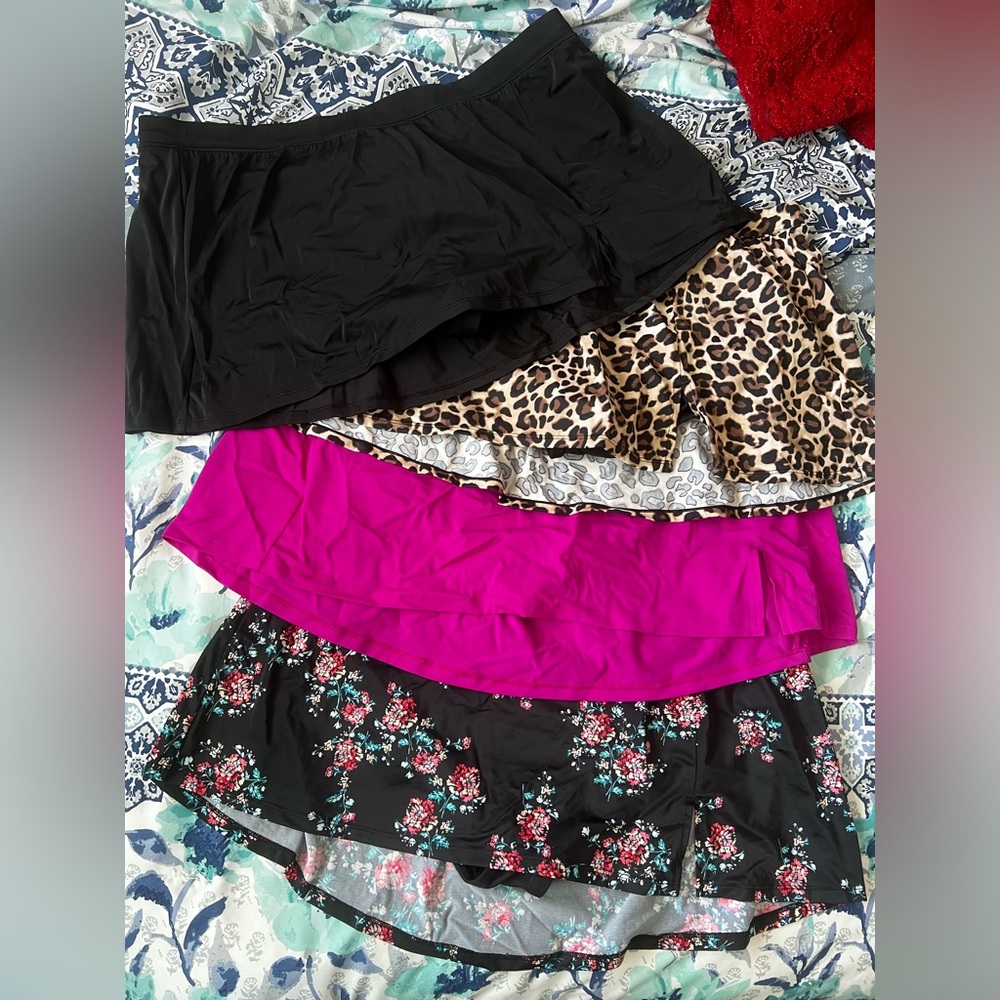 Lot- 4- Women’s sz 1X swimsuits, skirt/skort. Black, pink, cheetah, floral.